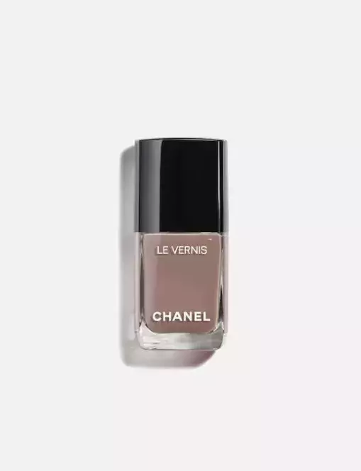 Chanel lak na nehty v odstínu Mocha Mousse, Douglas, 716 Kč