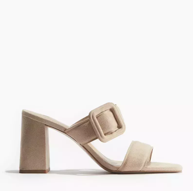 Sandálky s přezkou a podpatkem, H&M, 789 Kč