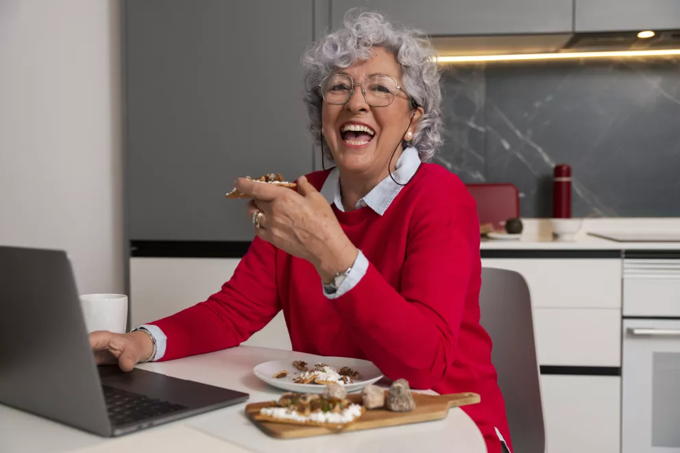 šťastná žena jí