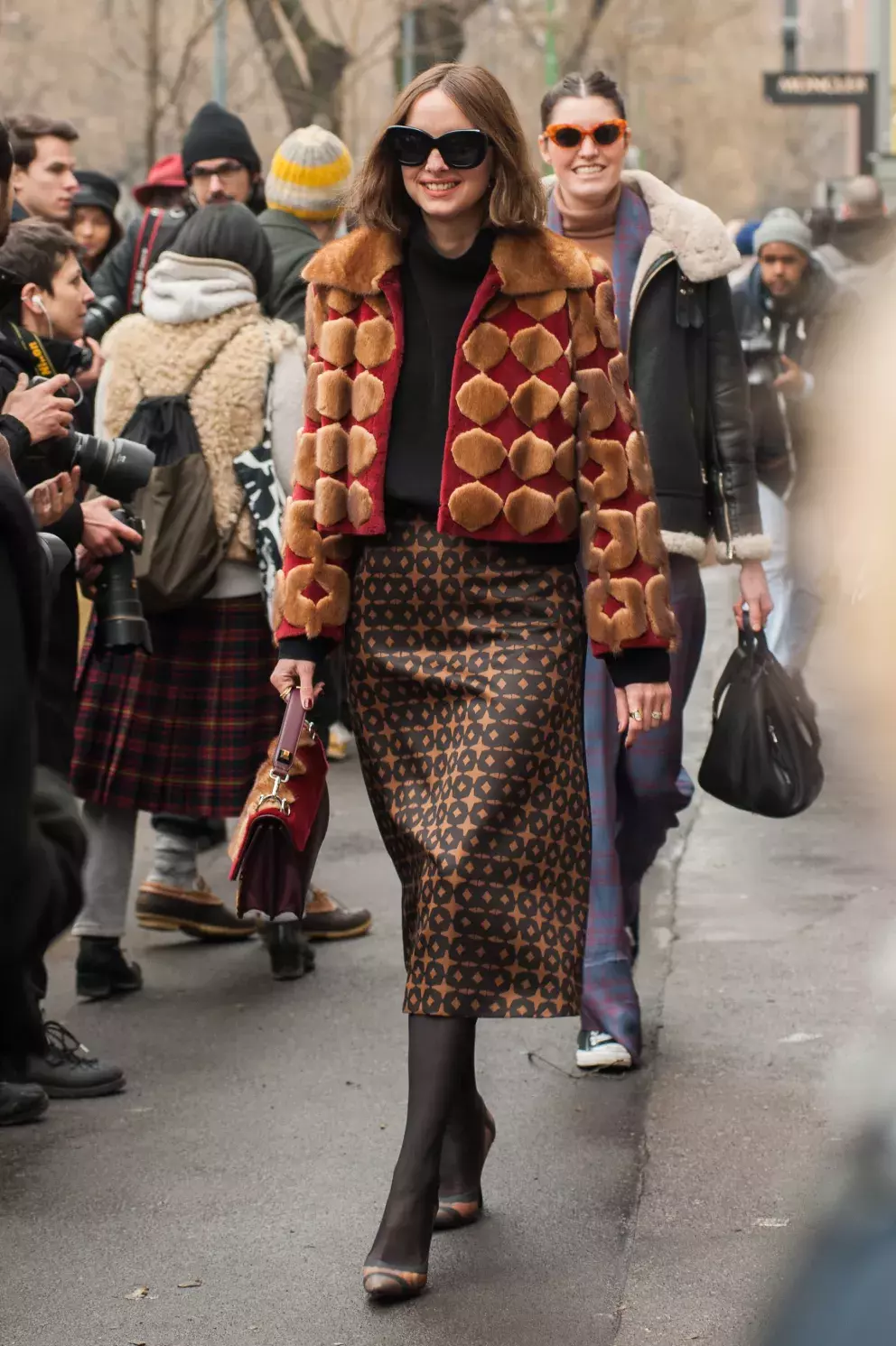 Italka ve vzorovaném oblečení