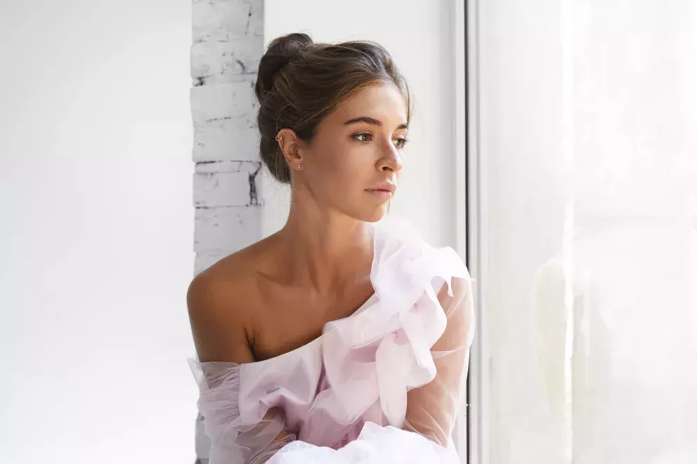 šaty přes jedno rameno s volány