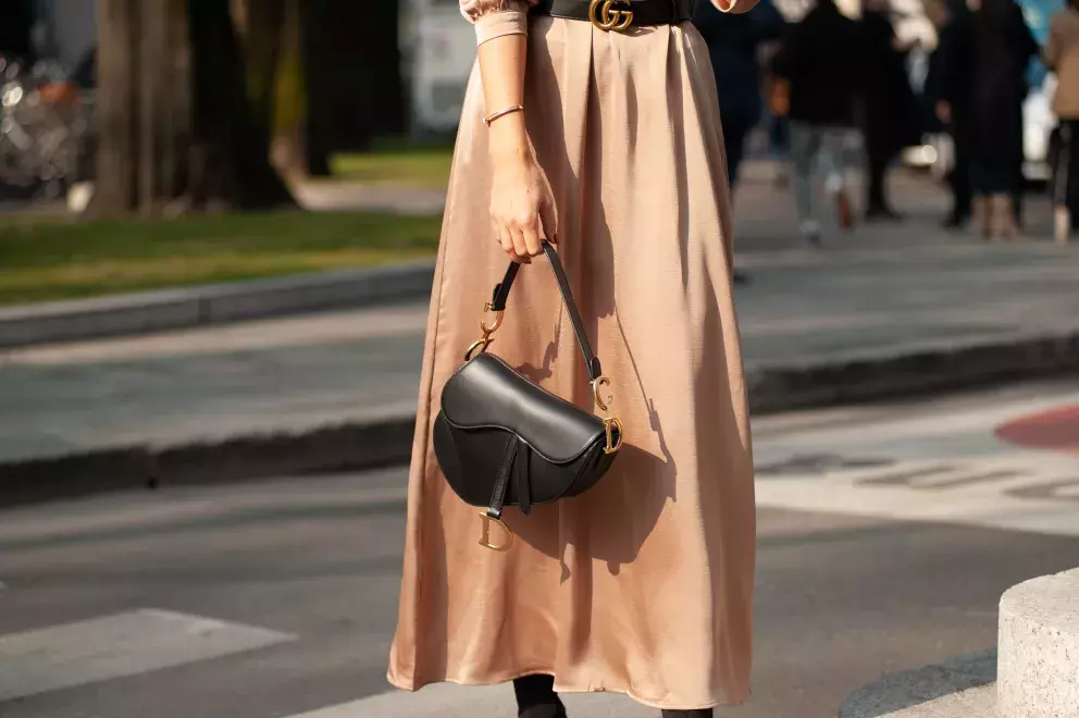 Dlouhá maxi sukně, opasek a elegantní kabelka