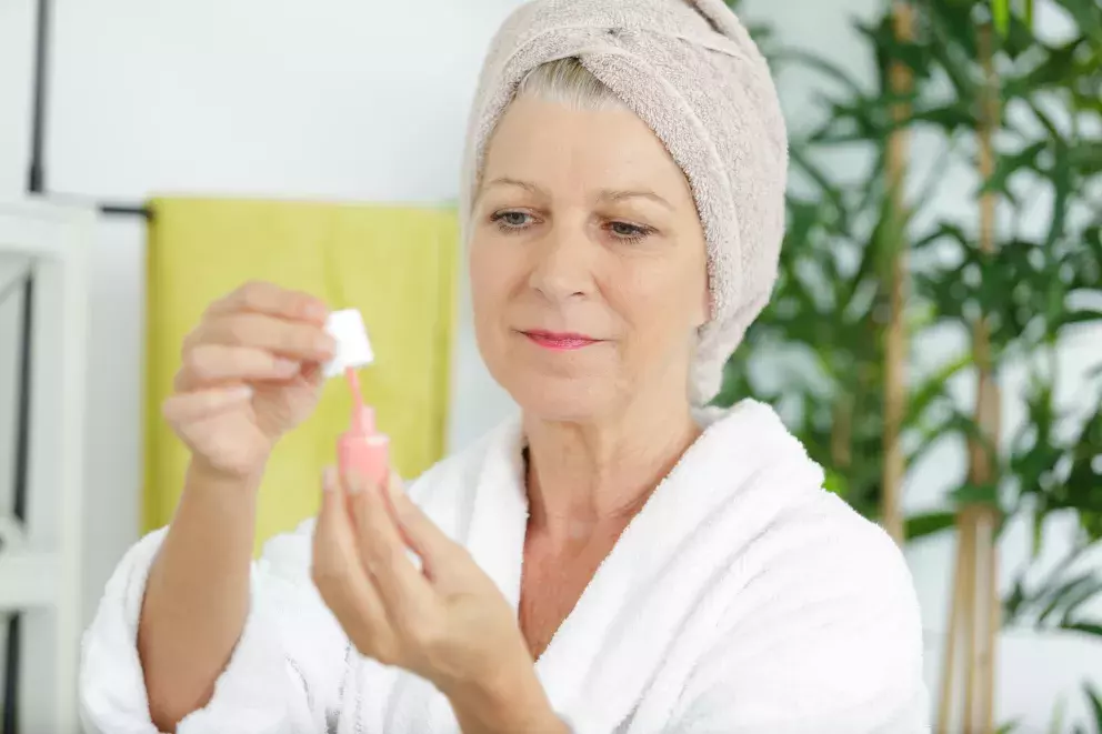 růžový lak na nehty