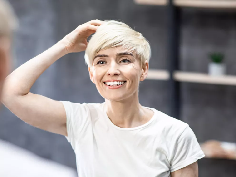 žena s krátkým sestřihem