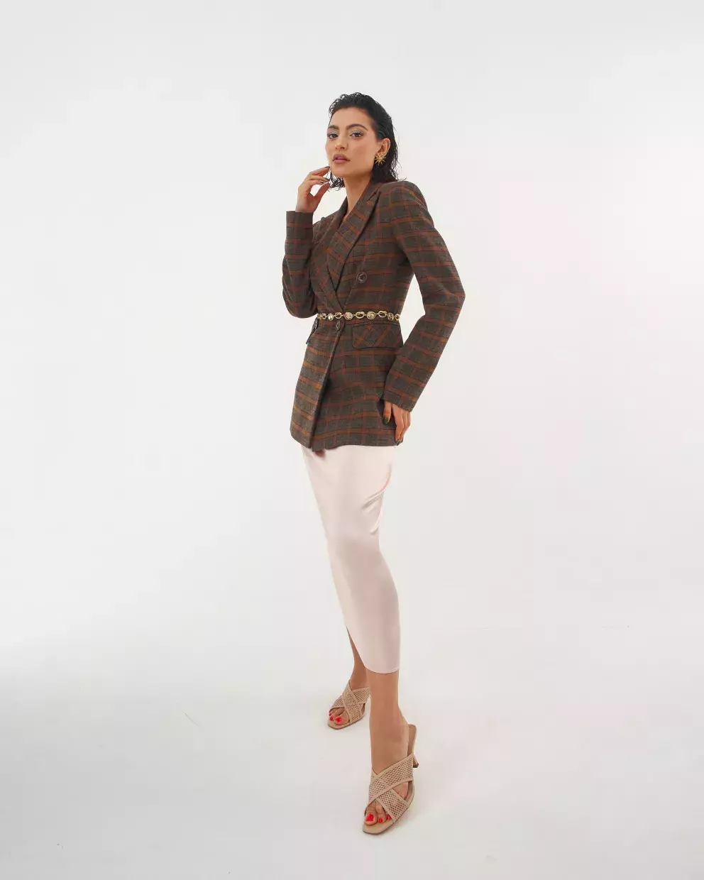 žena v saku a slip dress šatech