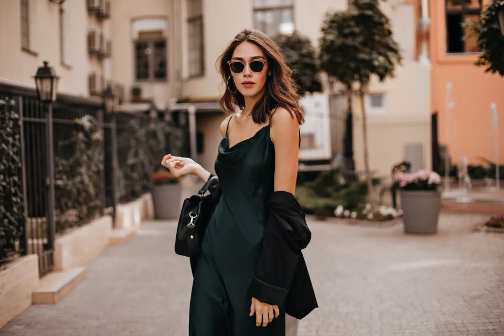 žena ve slip dress