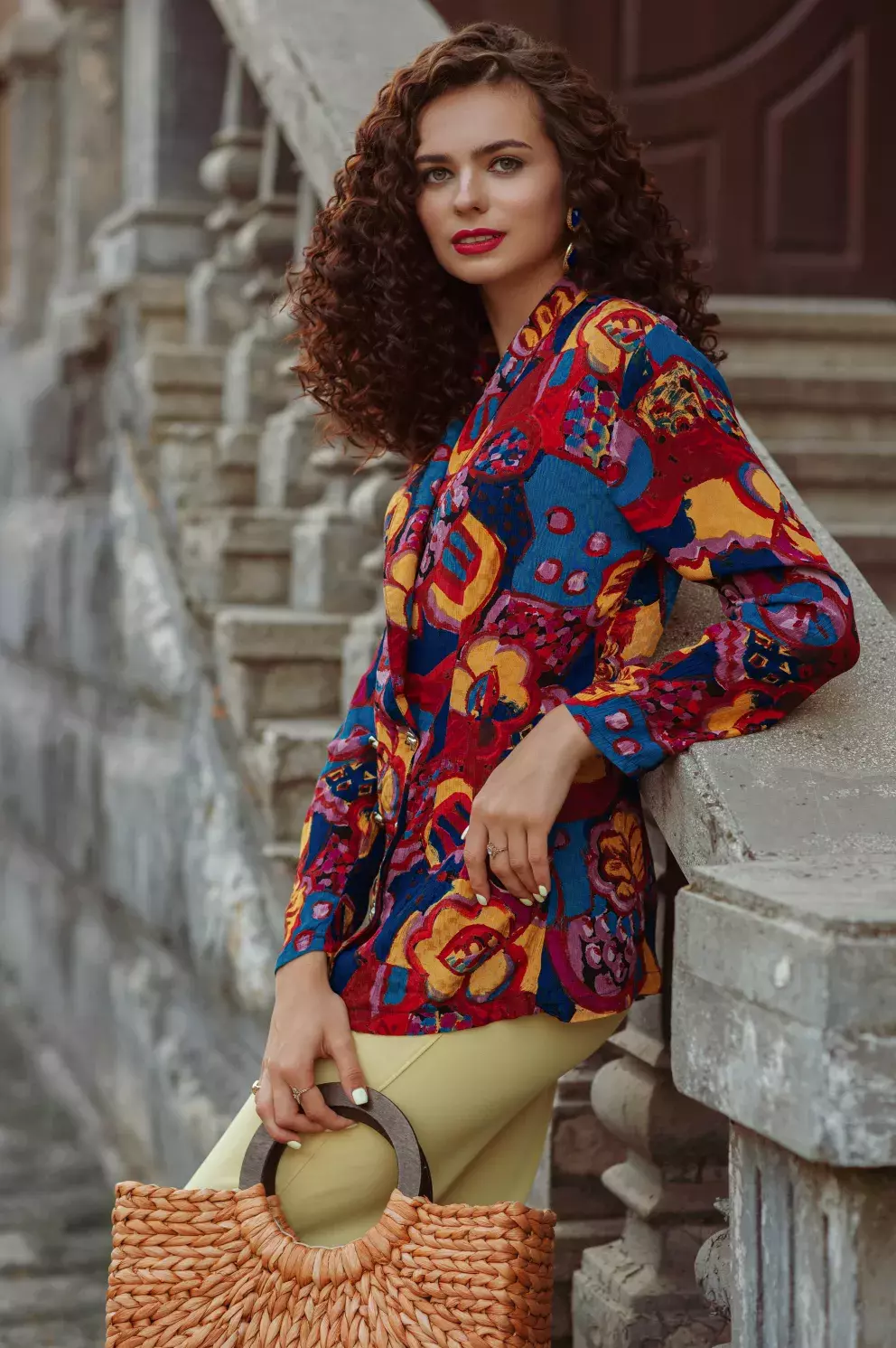 žena ve vzorované halence