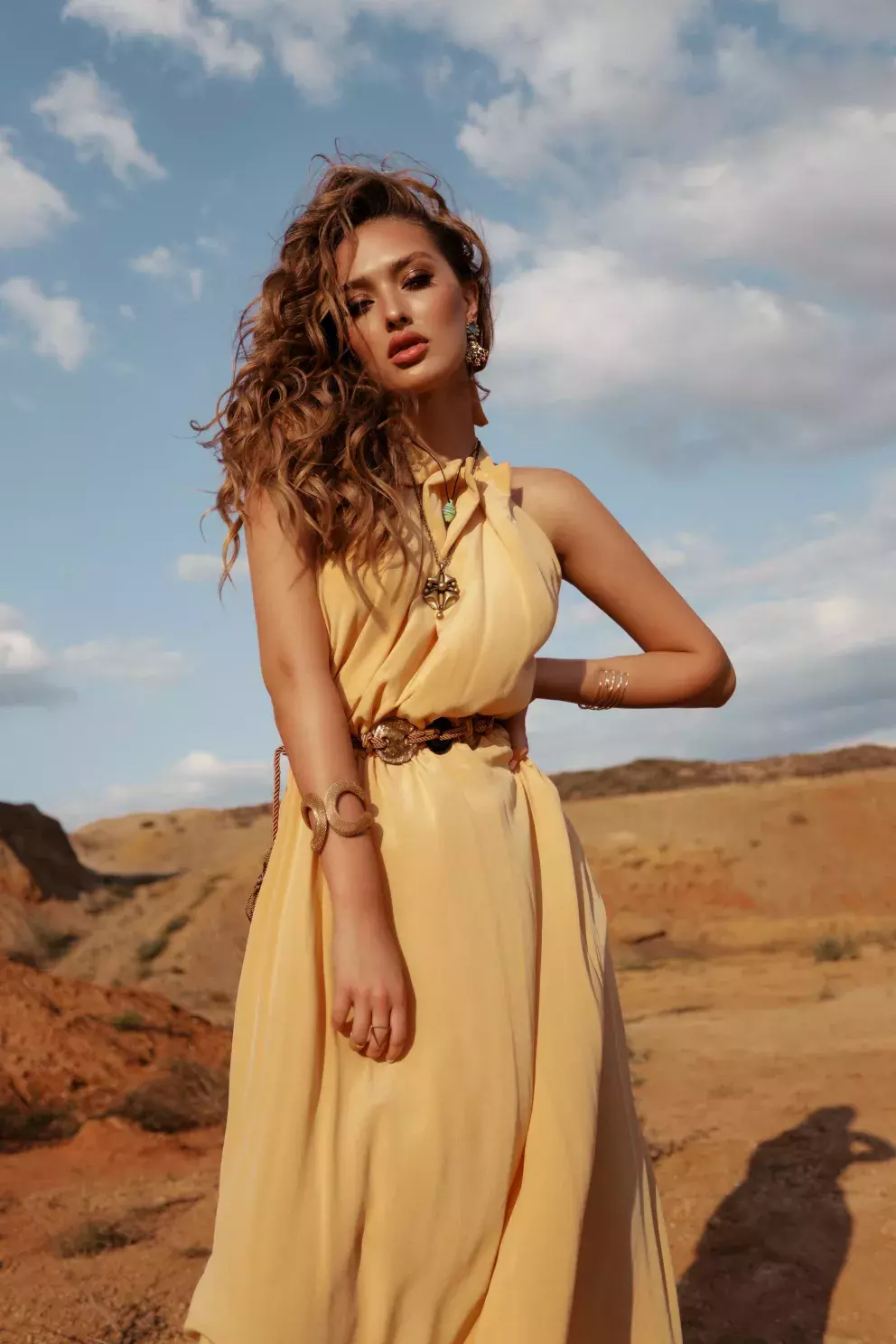 žena ve žlutých šatech