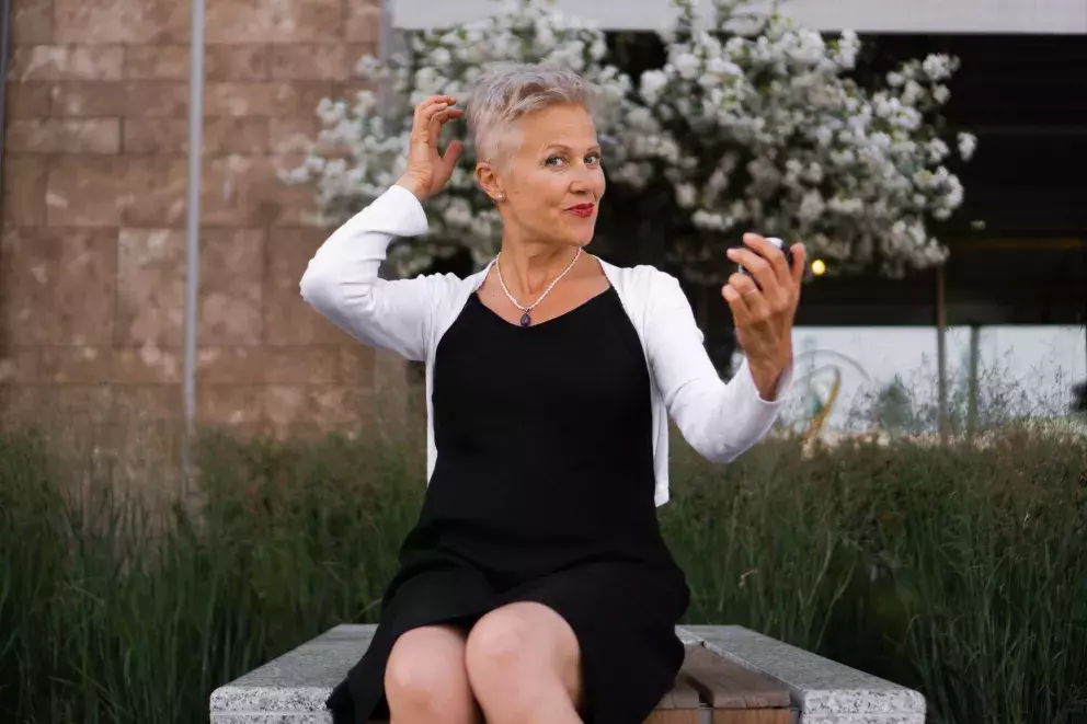 starší žena se chystá do společnosti