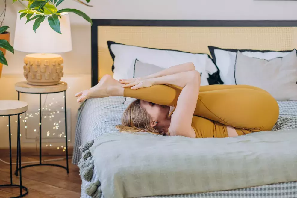 žena cvičí Halásánu