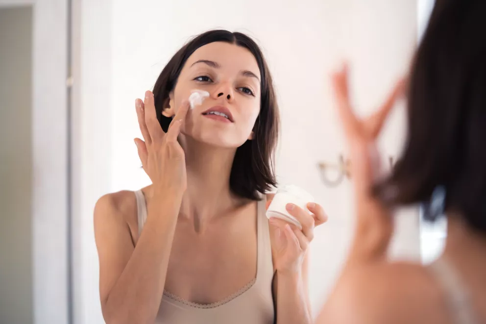 žena krémuje pleť