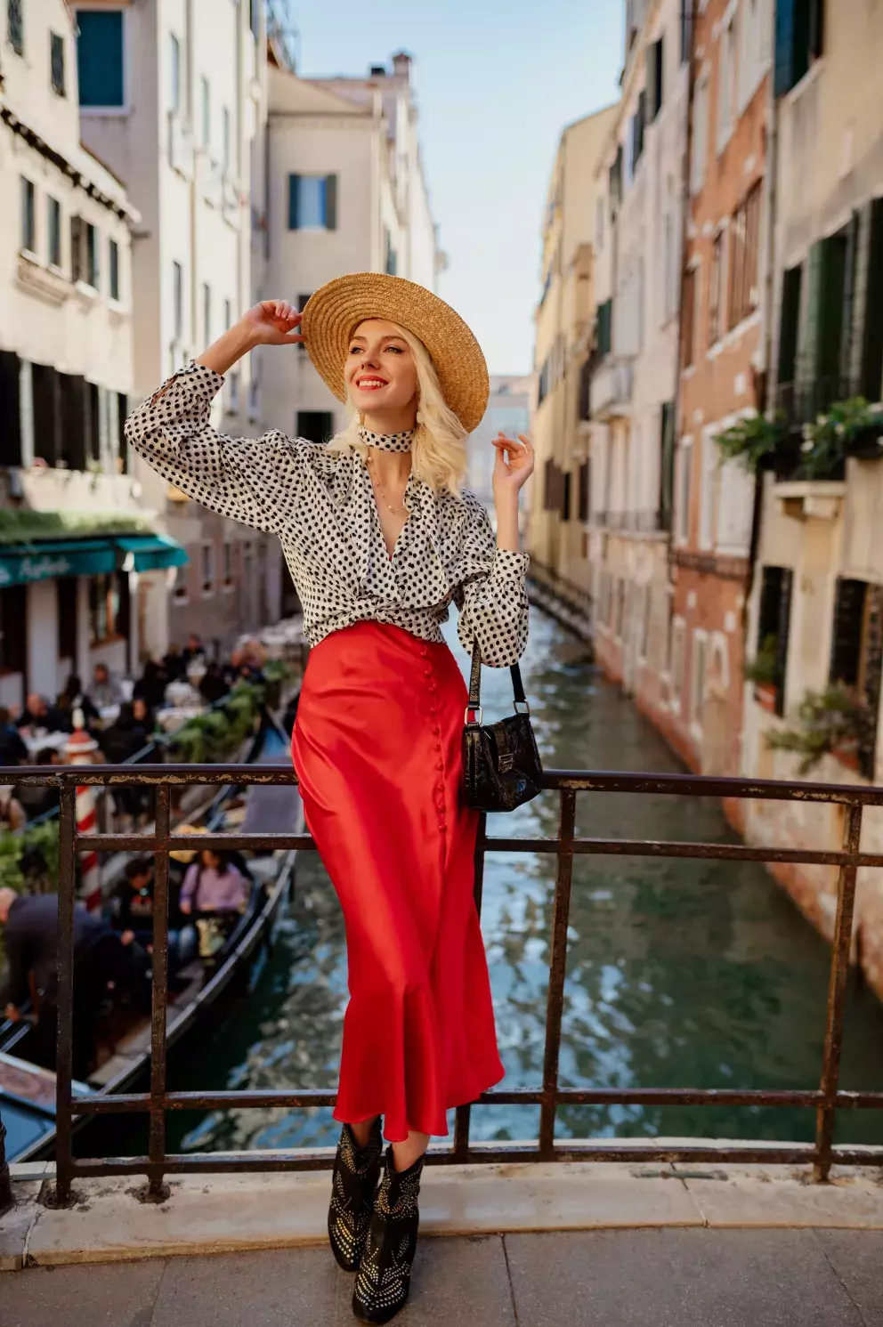 červená pouzdrová sukně