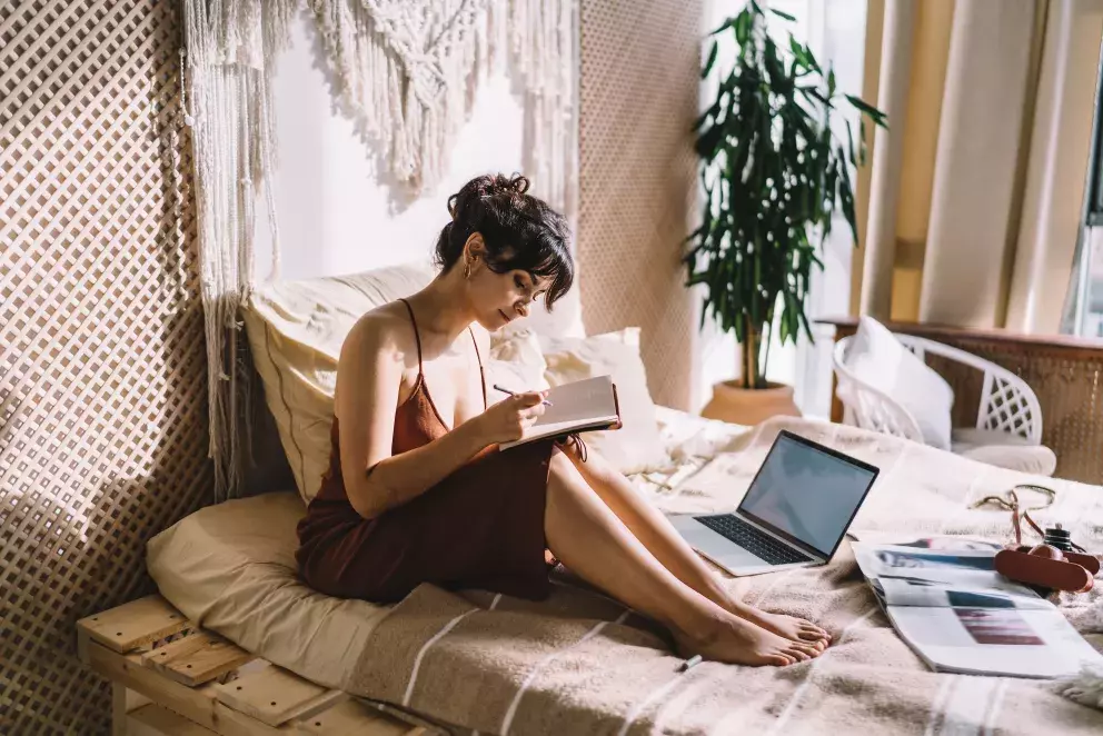 žena ve slip dress šatech na doma