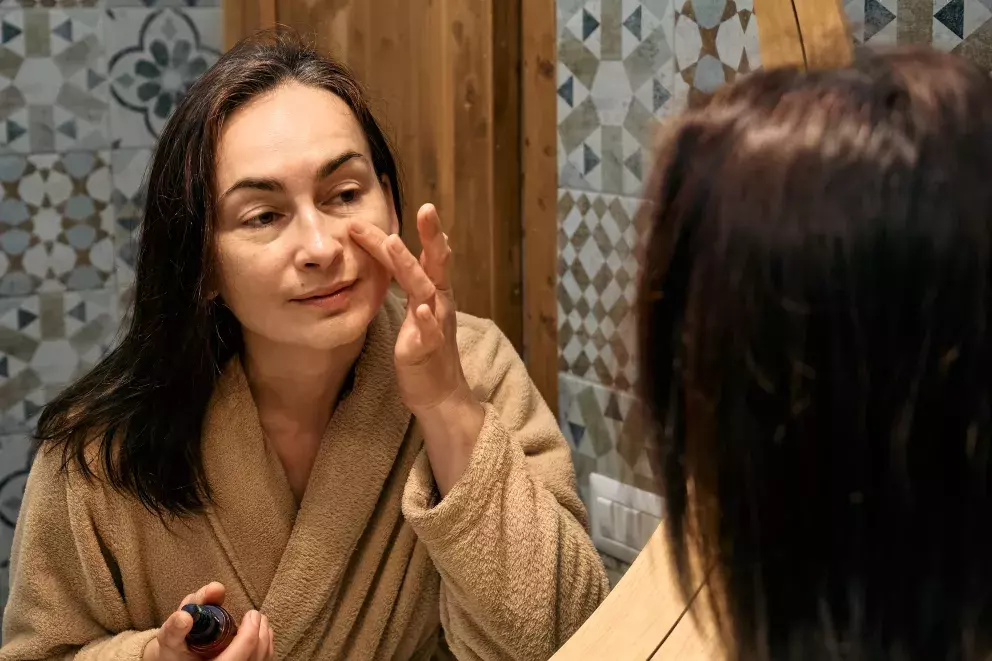 Rozjasňující podkladová báze pod make-up s 24karátovým zlatem, GUERLAIN, 1 645 Kč