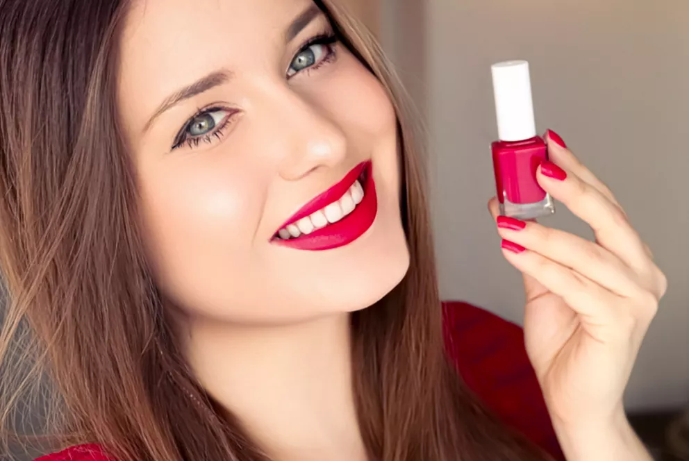 žena s lakem na nehty