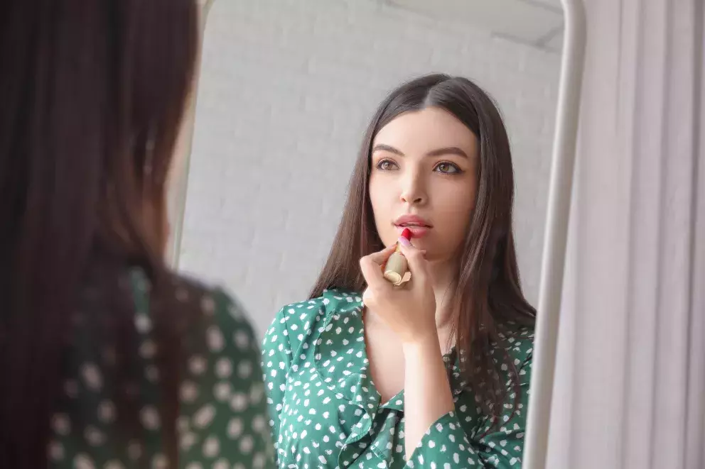 hnědovláska s rtěnkou