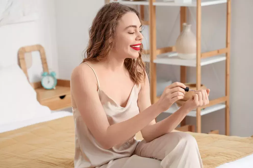žena si lakuje nehty