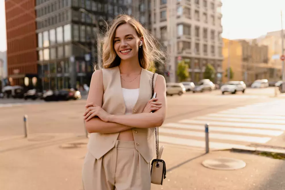 žena ve vestě kancelářský styl