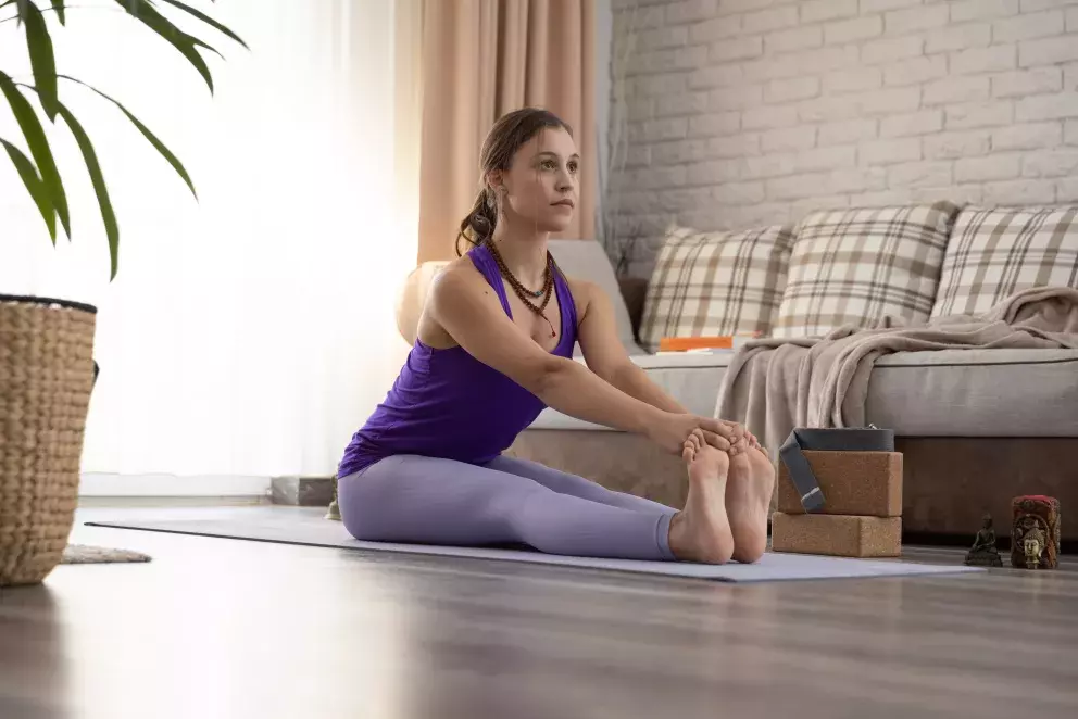 žena cvičí pozici kleští