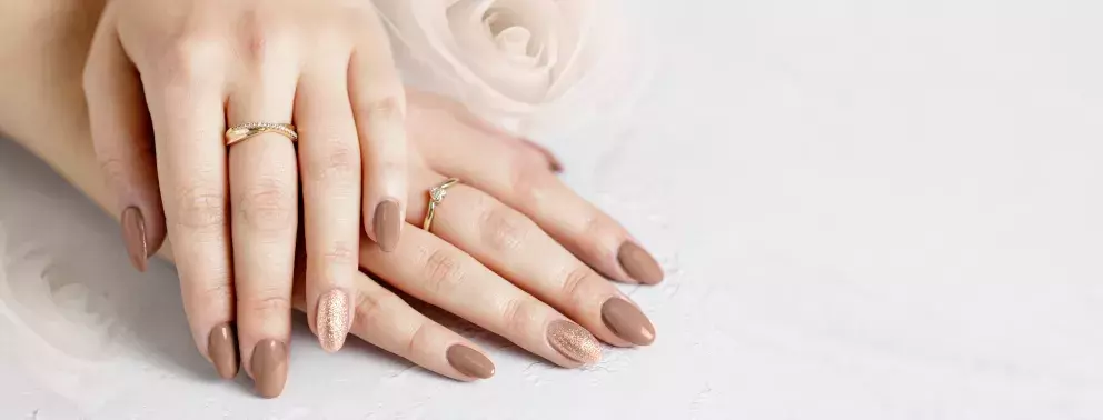 trendy nehty mocha mousse