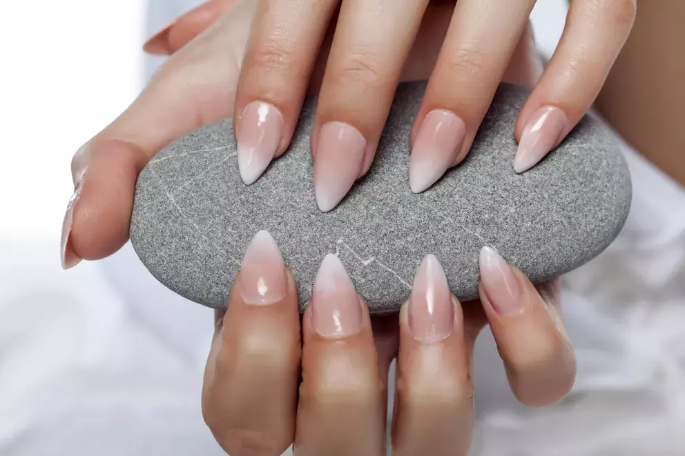 špičaté nehty s manikúrou baby boomer