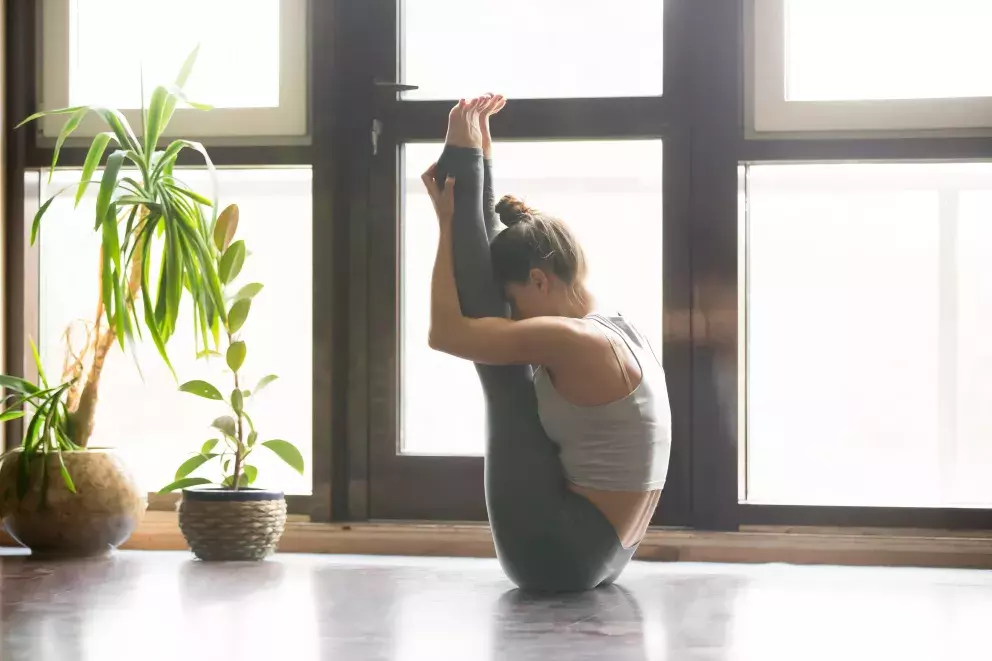 žena cvičí pozici kleští