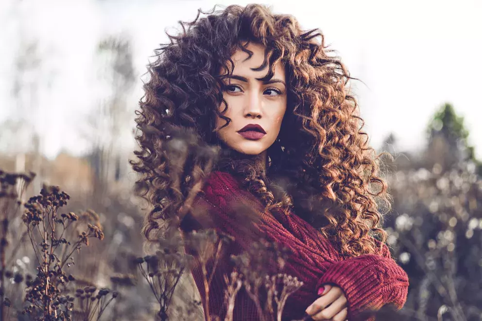 tmavovláska s vínovou rtěnkou