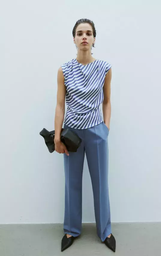 Řasený saténový top, H&M, 359 Kč