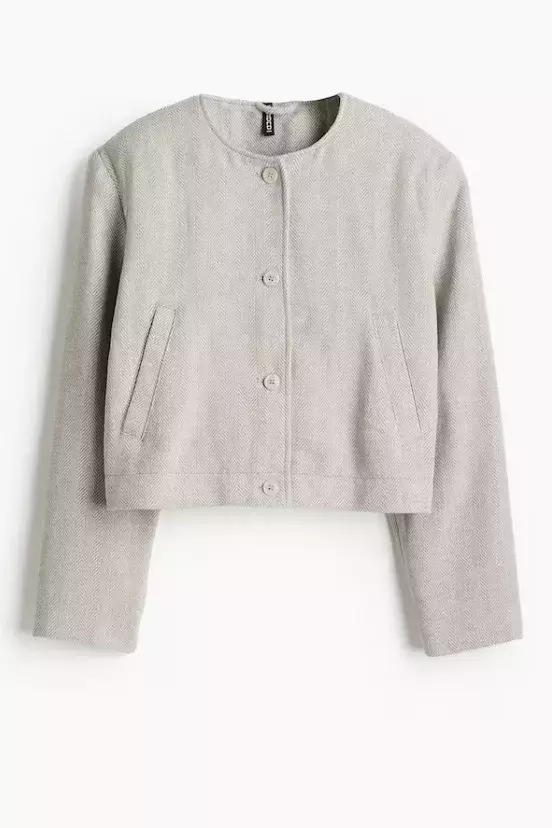 Bunda s ramenními vycpávkami, H&M, 499 Kč (původní cena 959 Kč)