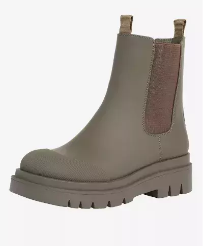 Nudí vás bílá? Pak obujte boty v jedné z trendy barev roku 2025