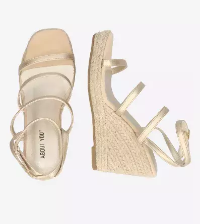 Nudí vás bílá? Pak obujte boty v jedné z trendy barev roku 2025