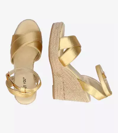 Nudí vás bílá? Pak obujte boty v jedné z trendy barev roku 2025