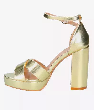 Nudí vás bílá? Pak obujte boty v jedné z trendy barev roku 2025