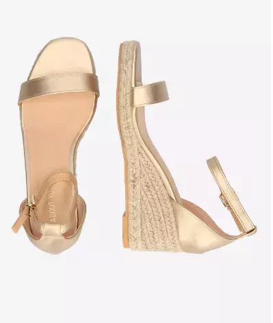 Nudí vás bílá? Pak obujte boty v jedné z trendy barev roku 2025