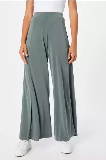 Volná saka a kalhoty hlásí návrat k čistým liniím. Přivítejte jaro pohodlně a stylově