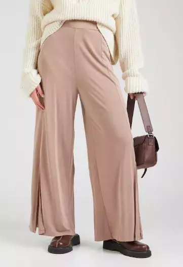 Letošní jaro volá po hnědých sukních a kalhotách