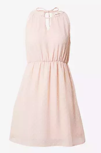 Šifon a tyl: Jak nosit jemné trendy látky jara 2025