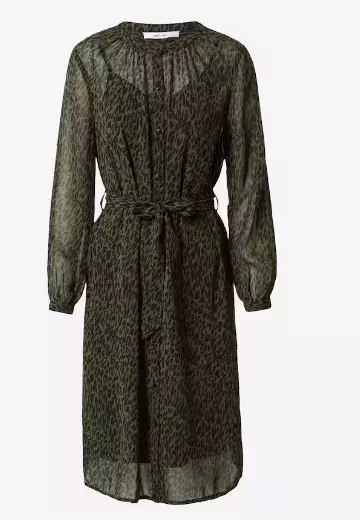 Šifon a tyl: Jak nosit jemné trendy látky jara 2025