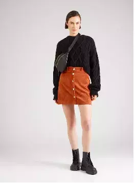 Letošní jaro volá po hnědých sukních a kalhotách