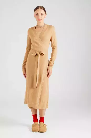 Úpletové šaty jako trend roku 2025