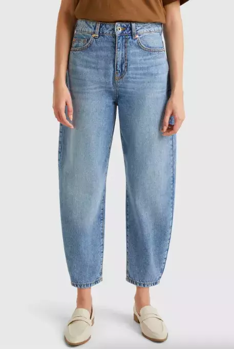 Barrel džíny nahradily rovné nohavice