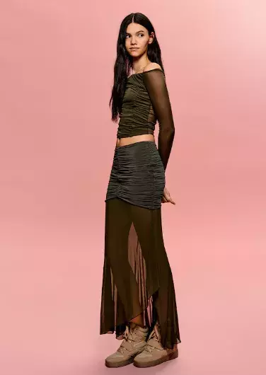 Šifon a tyl: Jak nosit jemné trendy látky jara 2025