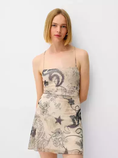 Šifon a tyl: Jak nosit jemné trendy látky jara 2025