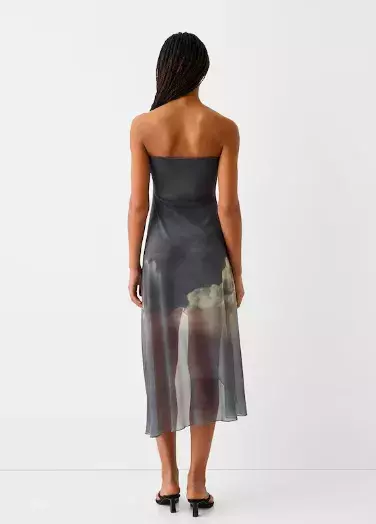 Šifon a tyl: Jak nosit jemné trendy látky jara 2025