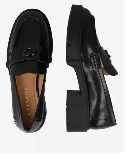 Rozepnutá košile i bílé ponožky do černých mokasínů