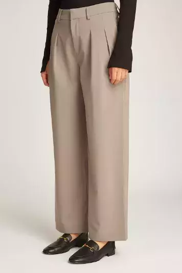 Volná saka a kalhoty hlásí návrat k čistým liniím. Přivítejte jaro pohodlně a stylově