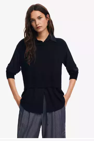 Rozepnutá košile i bílé ponožky do černých mokasínů