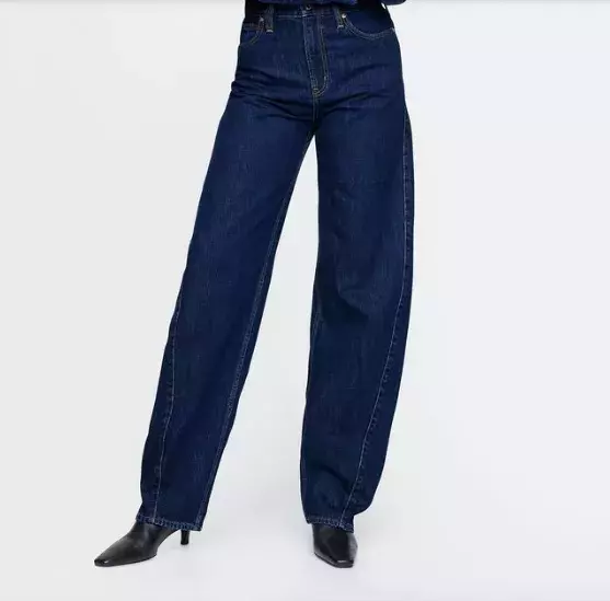 Barrel džíny nahradily rovné nohavice