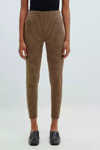 Letošní jaro volá po hnědých sukních a kalhotách