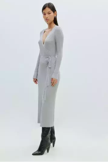 Úpletové šaty jako trend roku 2025